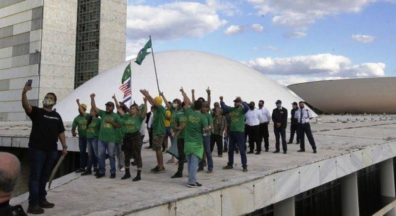 Grupo que teve acampamento desmontado invade cúpula do Congresso