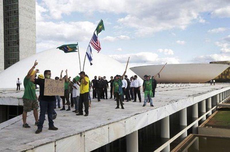 Grupo que teve acampamento desmontado invade cúpula do Congresso