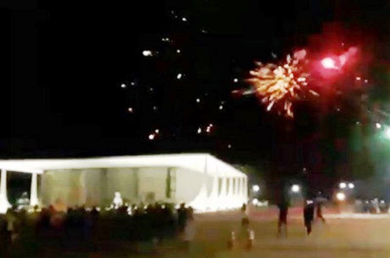 Manifestantes disparam fogos de artifício contra prédio do Supremo