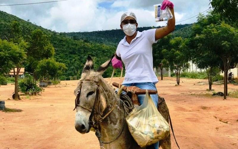 Enfermeira usa jegue para atender famílias na área rural da Bahia