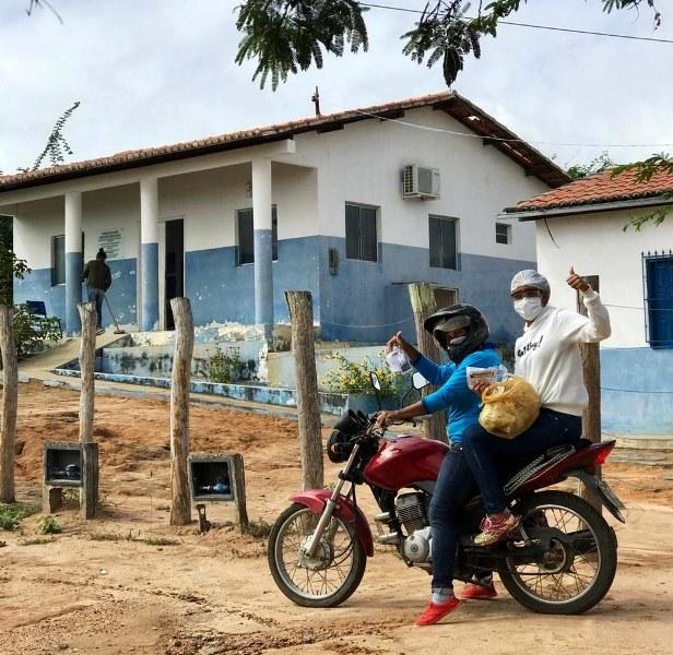 Enfermeira usa jegue para atender famílias na área rural da Bahia