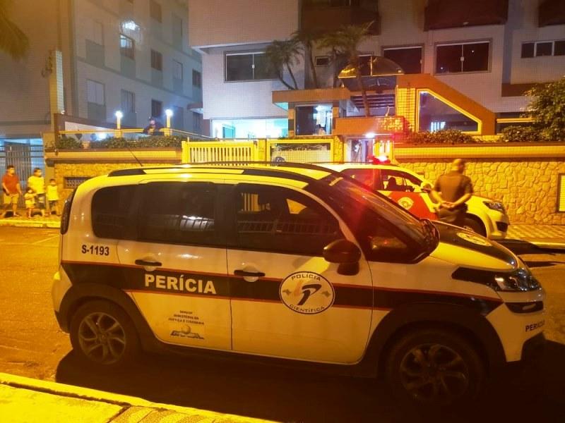Mulher joga bebê do 2º andar logo após dar à luz dentro de casa