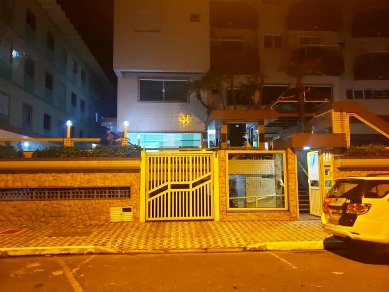 Mulher joga bebê do 2º andar logo após dar à luz dentro de casa
