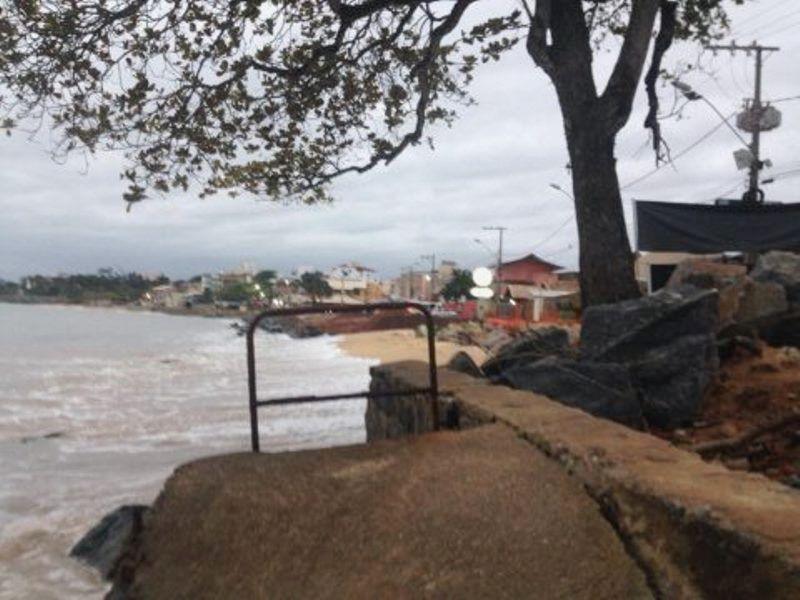 Praia de Meaípe, no litoral capixaba, vai se despedindo