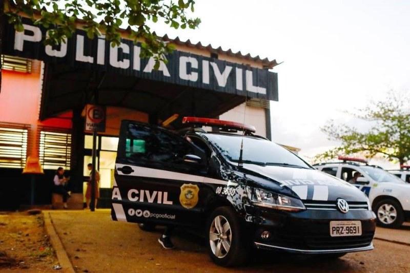 Homem apedreja namorada até a morte e é flagrado arrastando corpo da vítima