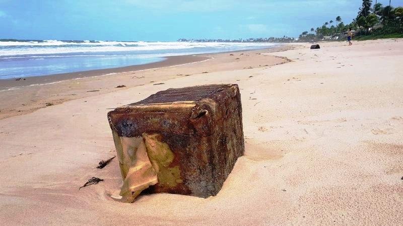 Caixas misteriosas voltam a aparecer em praias de Ipojuca, no litoral de Pernambuco