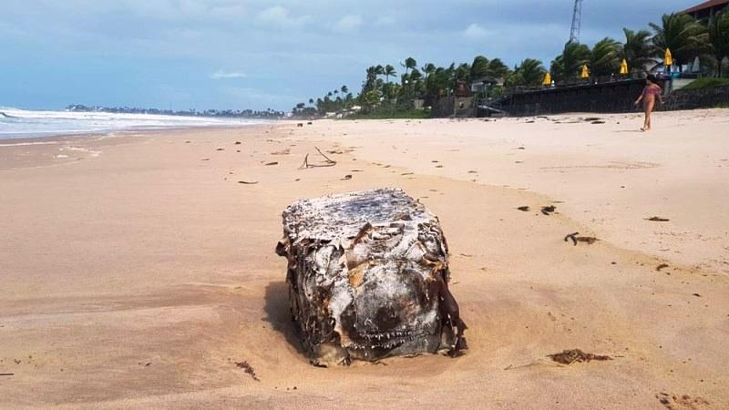 Caixas misteriosas voltam a aparecer em praias de Ipojuca, no litoral de Pernambuco