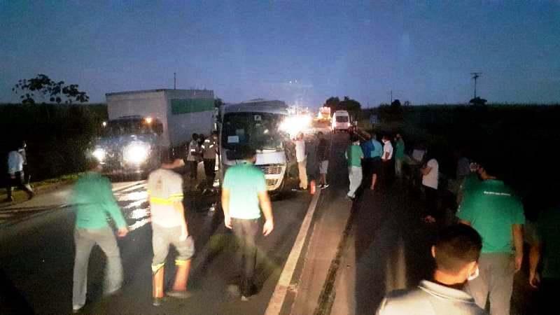 Acidente entre micro-ônibus e carreta deixa feridos na BR-101, em Conceição da Barra
