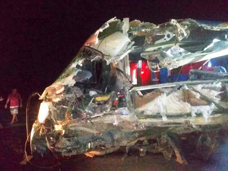Acidente entre micro-ônibus e carreta deixa feridos na BR-101, em Conceição da Barra