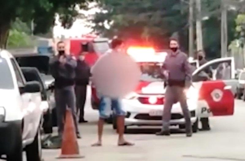 Homem é flagrado pela polícia com cabeça decapitada nas mãos