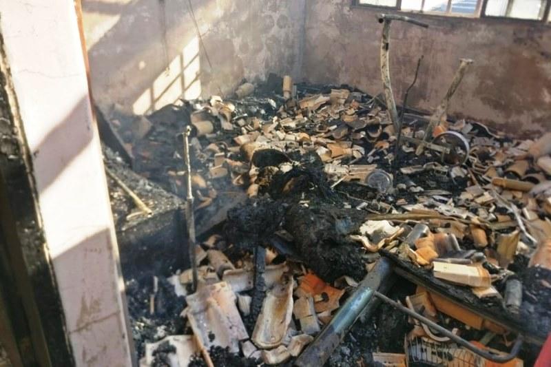 Homem tenta matar marimbondos com tocha e coloca fogo em casa