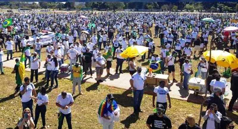 Manifestantes fazem ato em Brasília pela legalização do porte de armas