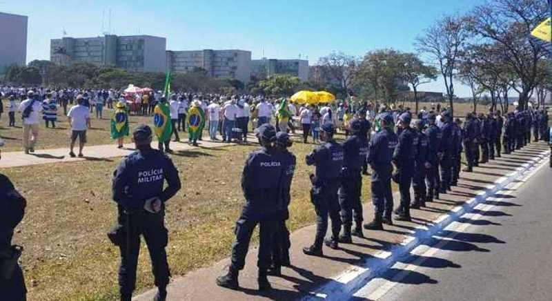 Manifestantes fazem ato em Brasília pela legalização do porte de armas