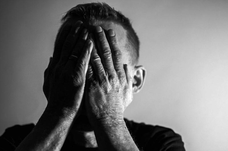 Homem descobre traição da esposa e acaba agredido por ela