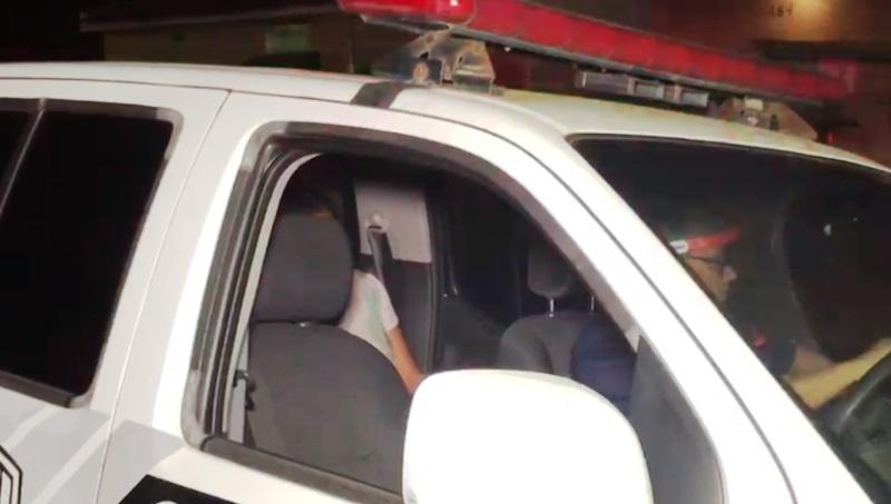Mulher mata marido com tesourada no pescoço