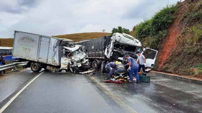 Acidente entre caminhões deixa dois mortos no interior de Barra de São Francisco