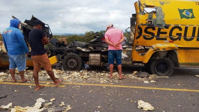 Ladrões explodem carro-forte na Bahia, mas não conseguem levar dinheiro
