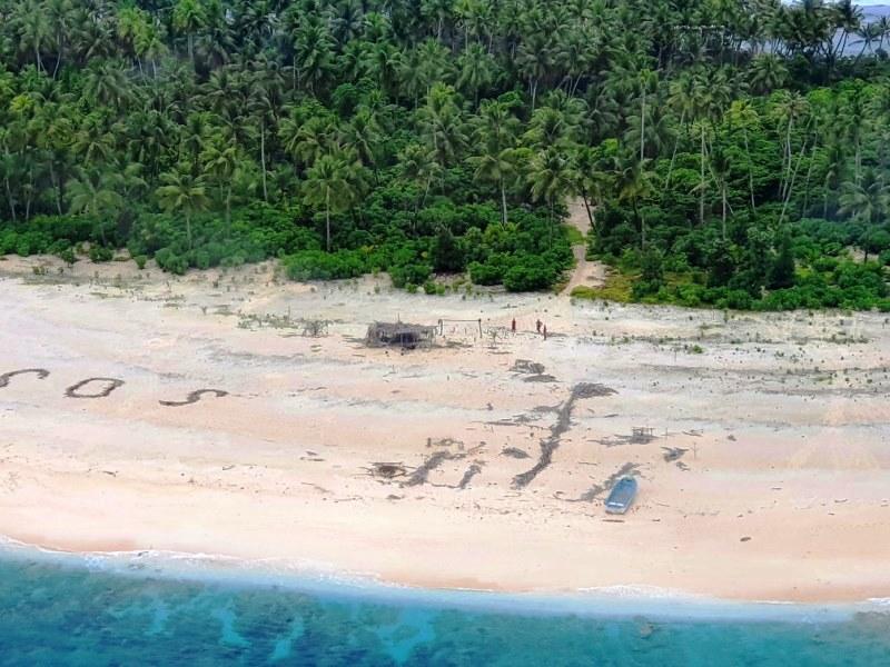 Homens são resgatados de ilha do Pacífico após escreverem 'SOS' na areia