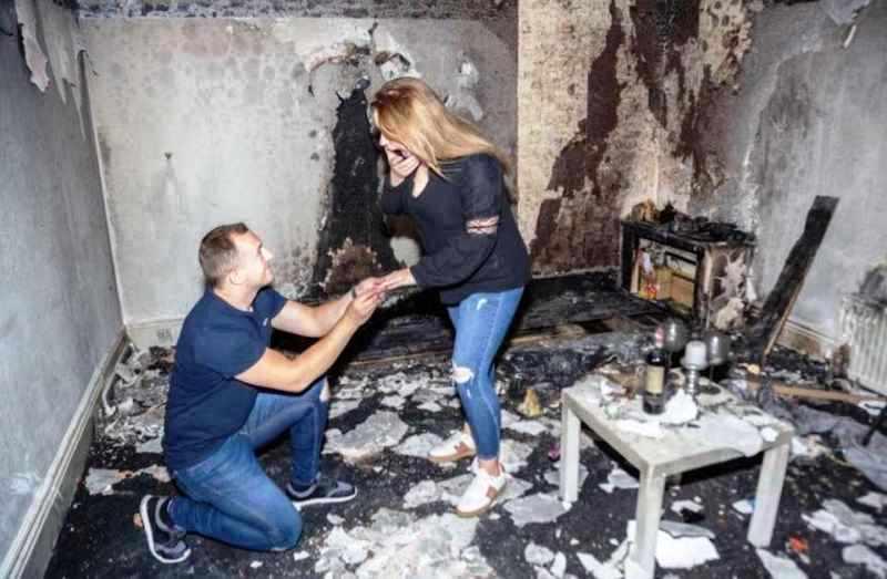 Pedido de casamento romântico sai do controle e acaba em incêndio