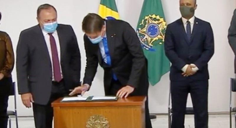 Bolsonaro assina medida provisória que libera R$ 1,9 bilhão para produção de vacina
