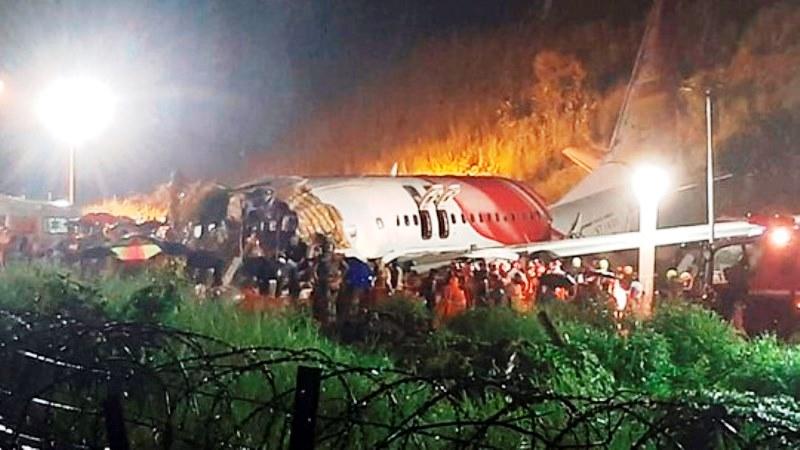 Avião se parte em dois durante pouso na Índia; há mortos e feridos