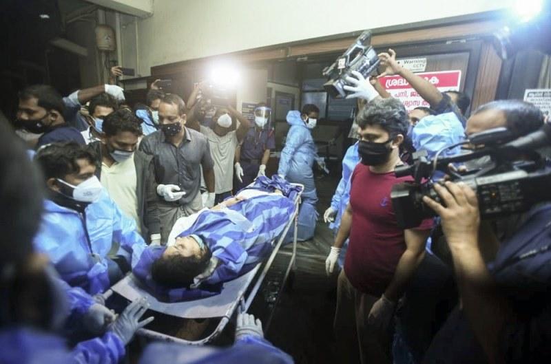 Avião se parte em dois durante pouso na Índia; há mortos e feridos