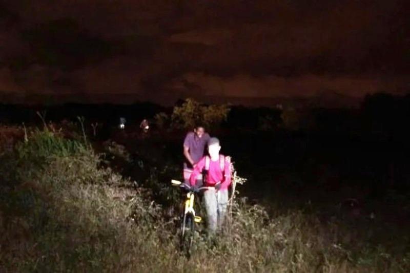 Jovens ficam presos dentro de caverna e são resgatados
