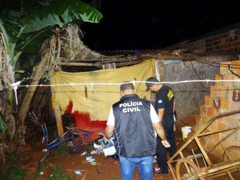 Mulher mata marido e esconde roupa com sangue para enganar polícia