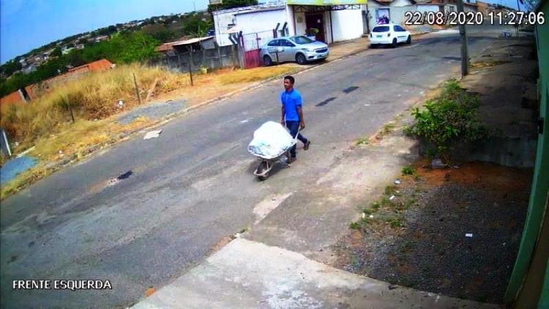 Homem é flagrado carregando corpo em carrinho de mão