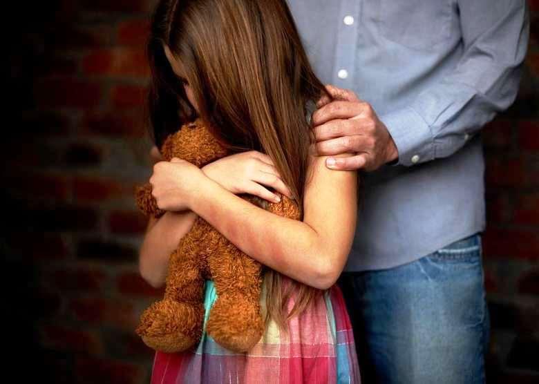 Menina de 11 anos engravida após estupro; padrasto e ex da avó são suspeitos