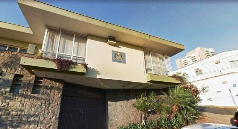 Criança de quatro anos é encontrada morta dentro de carro
