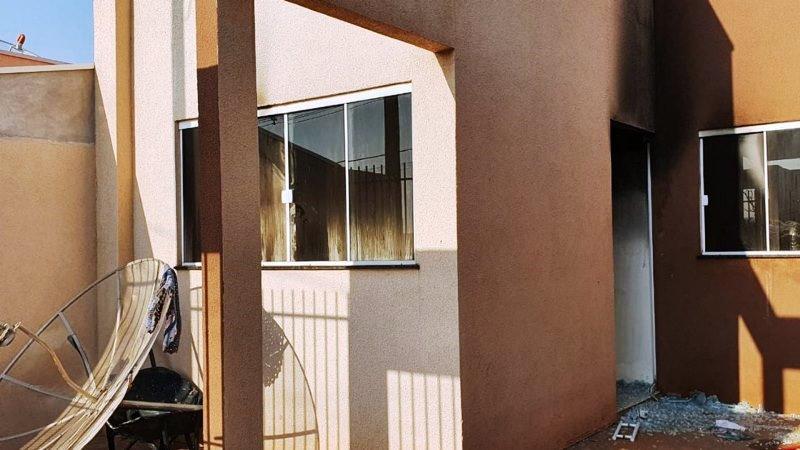 Homem explode casa da ex-companheira e os dois morrem carbonizados