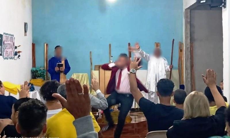 Pastor diz que “praga não entra na igreja” e fiéis ignorarem a Covid em SP