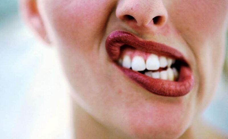 Mulher arranca testículo do marido com os dentes
