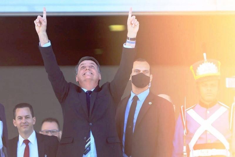 Sem máscara, Bolsonaro tira selfies com apoiadores no Dia da Independência