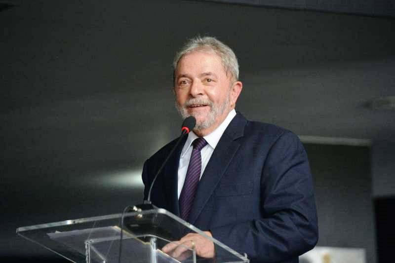 Lula diz que Bolsonaro comete sorrateiramente crime de lesa-pátria
