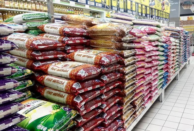 Bolsonaro apela a comerciantes a fim de conter preço do arroz; para ministra, produto ‘não vai faltar’