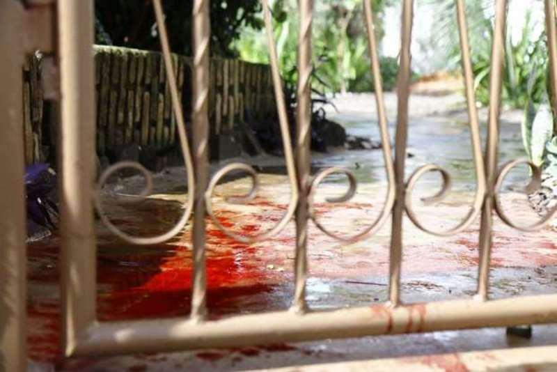 Adolescente de 17 anos esfaqueia amigo após flagrar traição