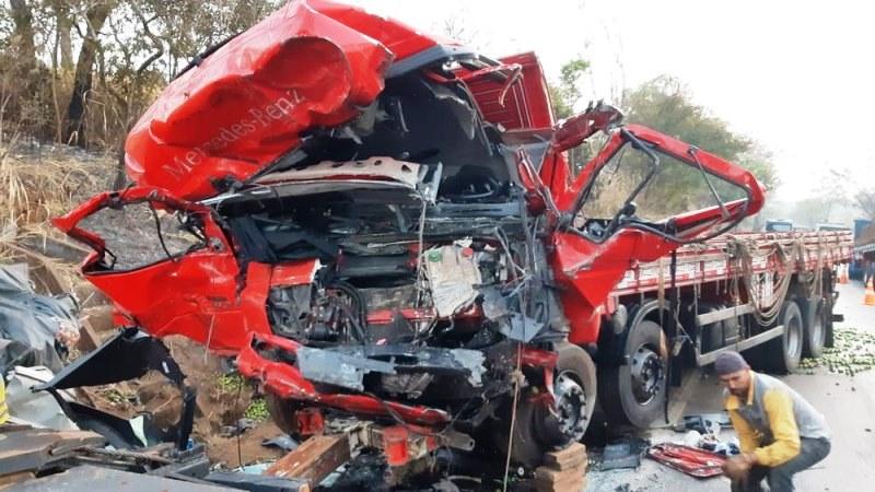 Batida frontal entre caminhão e van deixa 12 mortos e 1 ferido na BR-365, em Patos de Minas