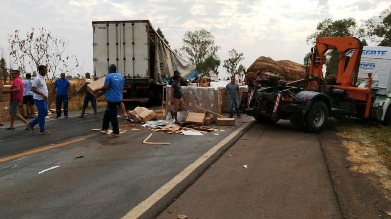 Batida frontal entre caminhão e van deixa 12 mortos e 1 ferido na BR-365, em Patos de Minas