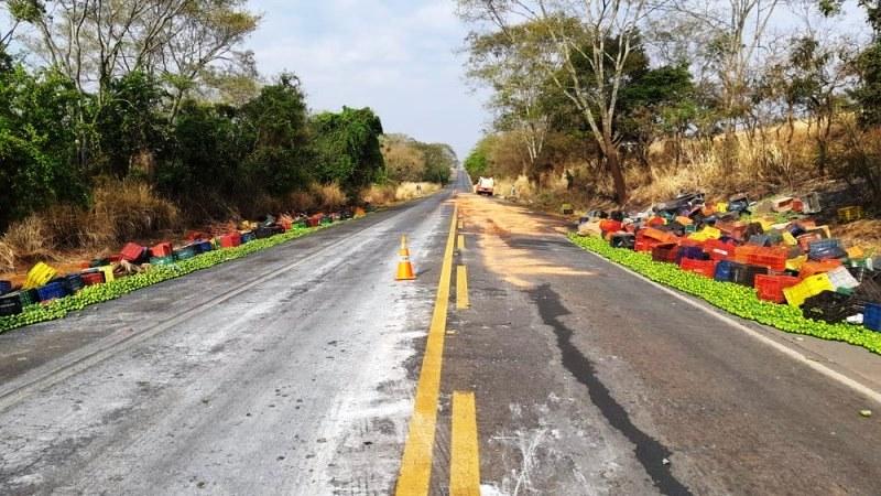 Batida frontal entre caminhão e van deixa 12 mortos e 1 ferido na BR-365, em Patos de Minas