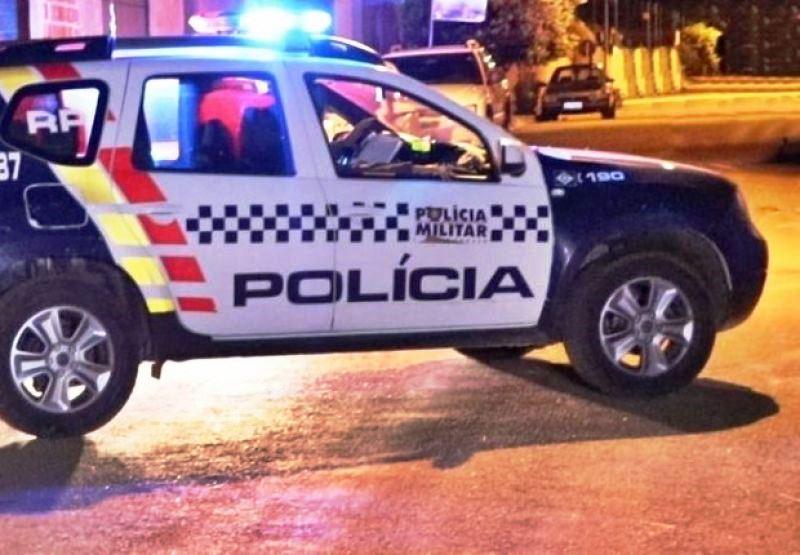 Irmãos espiam esposa do vizinho pela janela e acabam esfaqueados