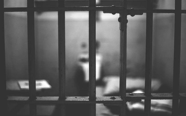 Homem é suspeito de cortar as próprias orelhas e comê-las dentro de cela