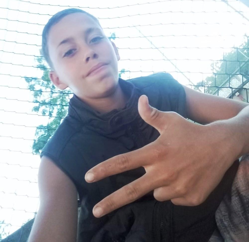 Irmã achou corpo de menino sumido após ver chinelo na casa do suspeito