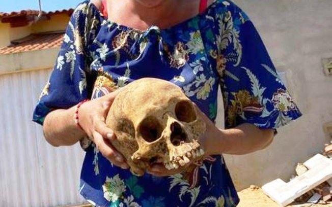 Mulher é presa ‘passeando’ com crânio humano furtado