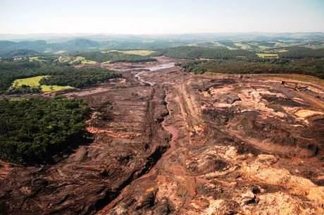 Bolsonaro assina projeto que proíbe barragens como a de Brumadinho
