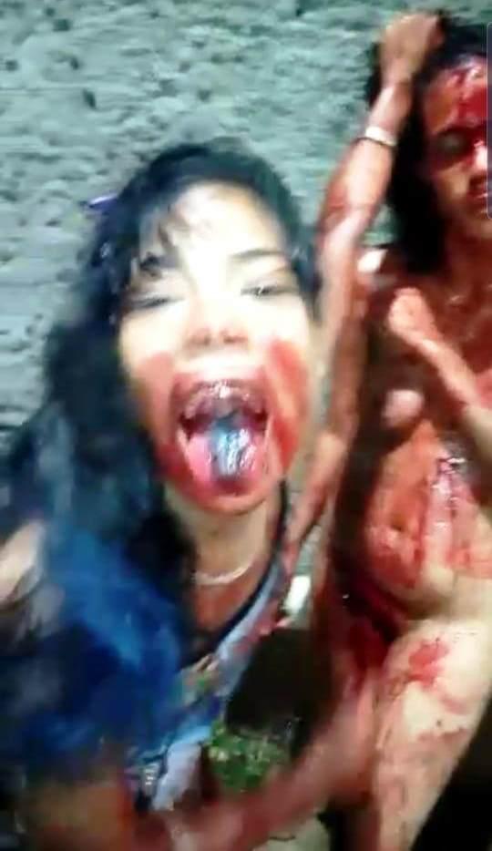 Vampira blindada toma sangue e espanca rival após flagrá-la no banheiro com marido
