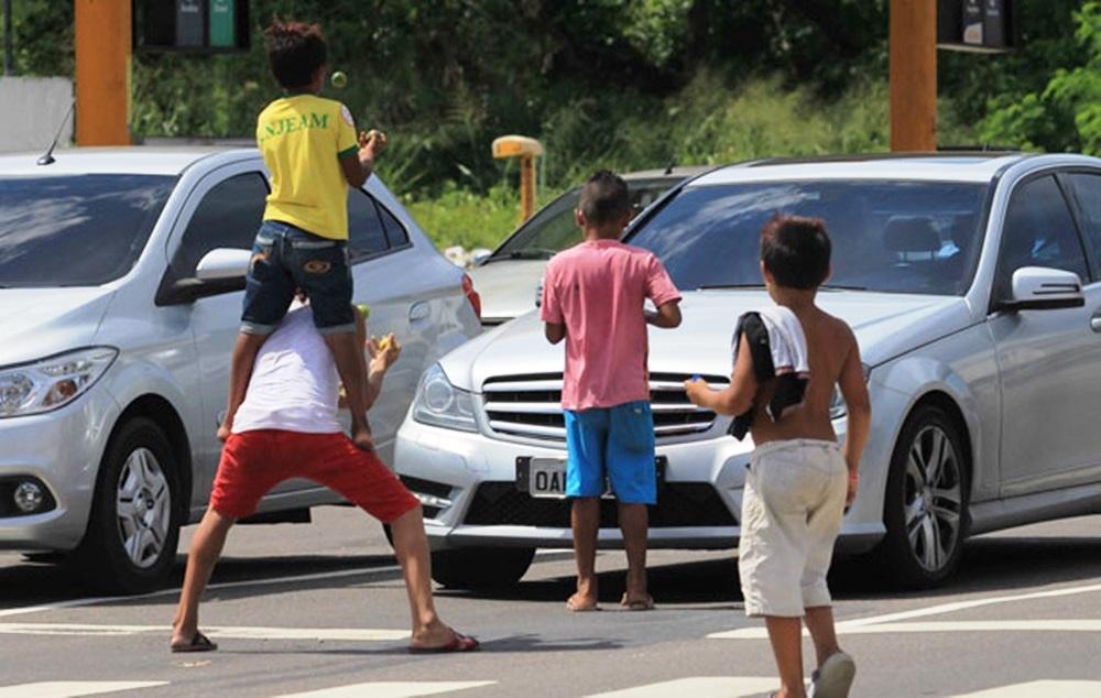 Pais alugam seus filhos por R$ 50 para pedirem dinheiro nos sinais trânsito