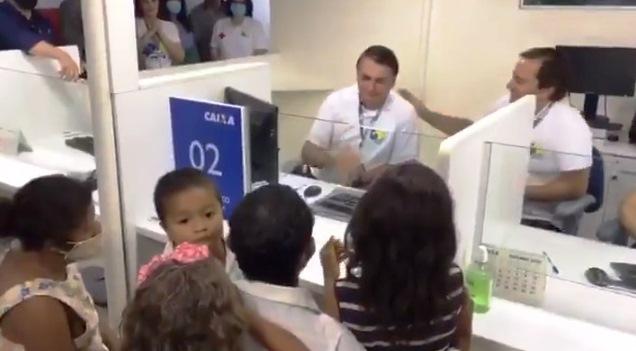 Bolsonaro vira atendente da Caixa em agência-barco na Ilha de Marajó