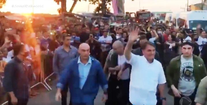 Bolsonaro vira atendente da Caixa em agência-barco na Ilha de Marajó